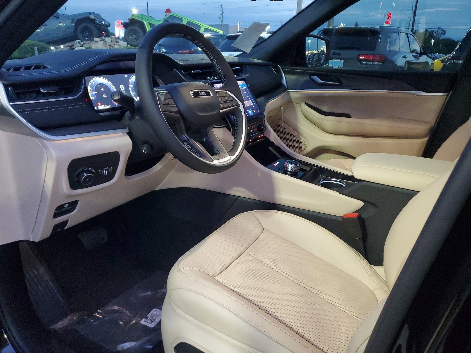 New 2025 Jeep Grand Cherokee Limited w/ Luxury Tech Group II image 19