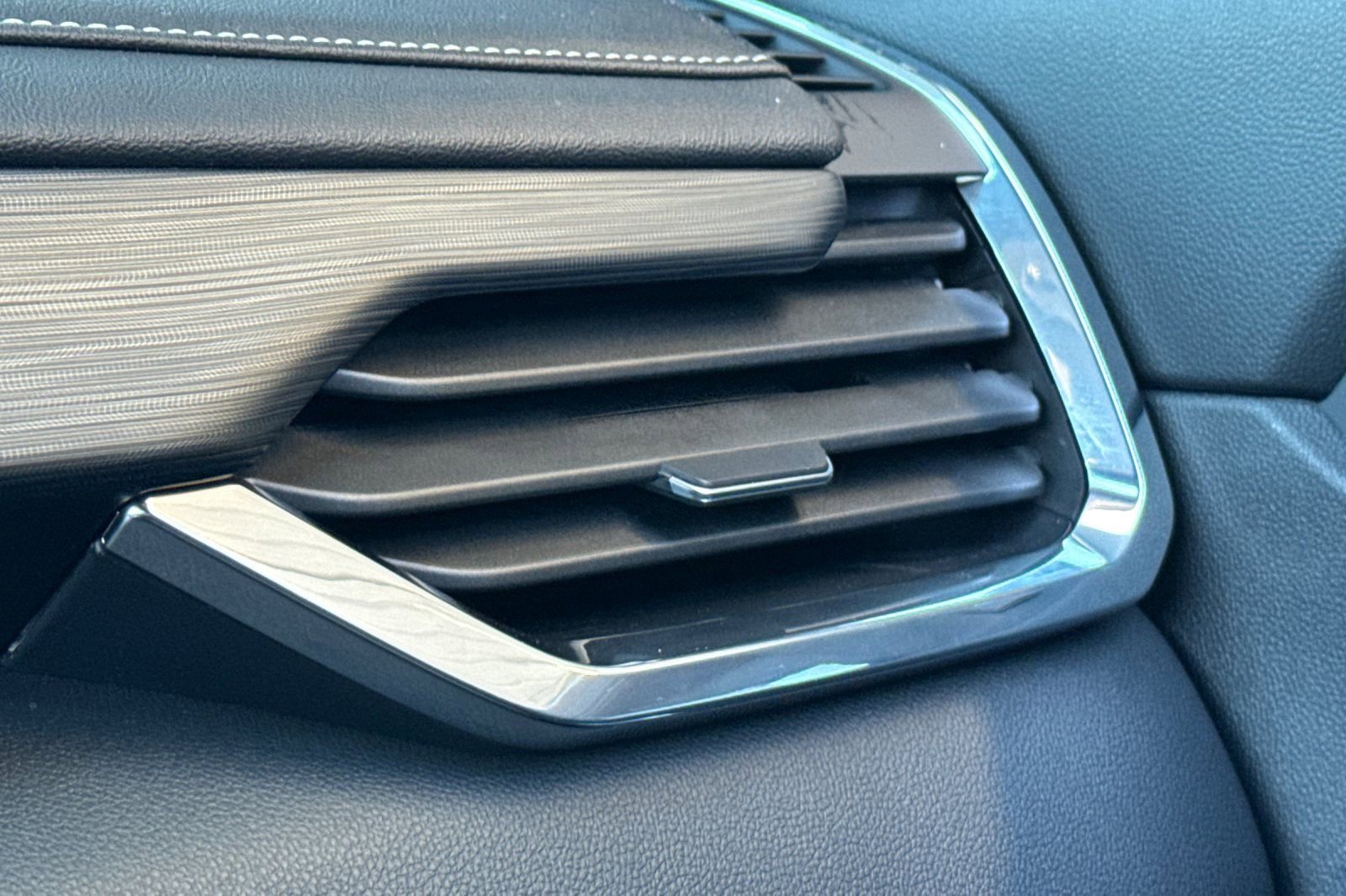 Used 2025 GMC Acadia Elevation image 27