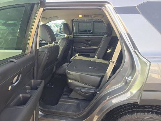 Used 2025 Nissan Pathfinder SL AWD/4WD image 12