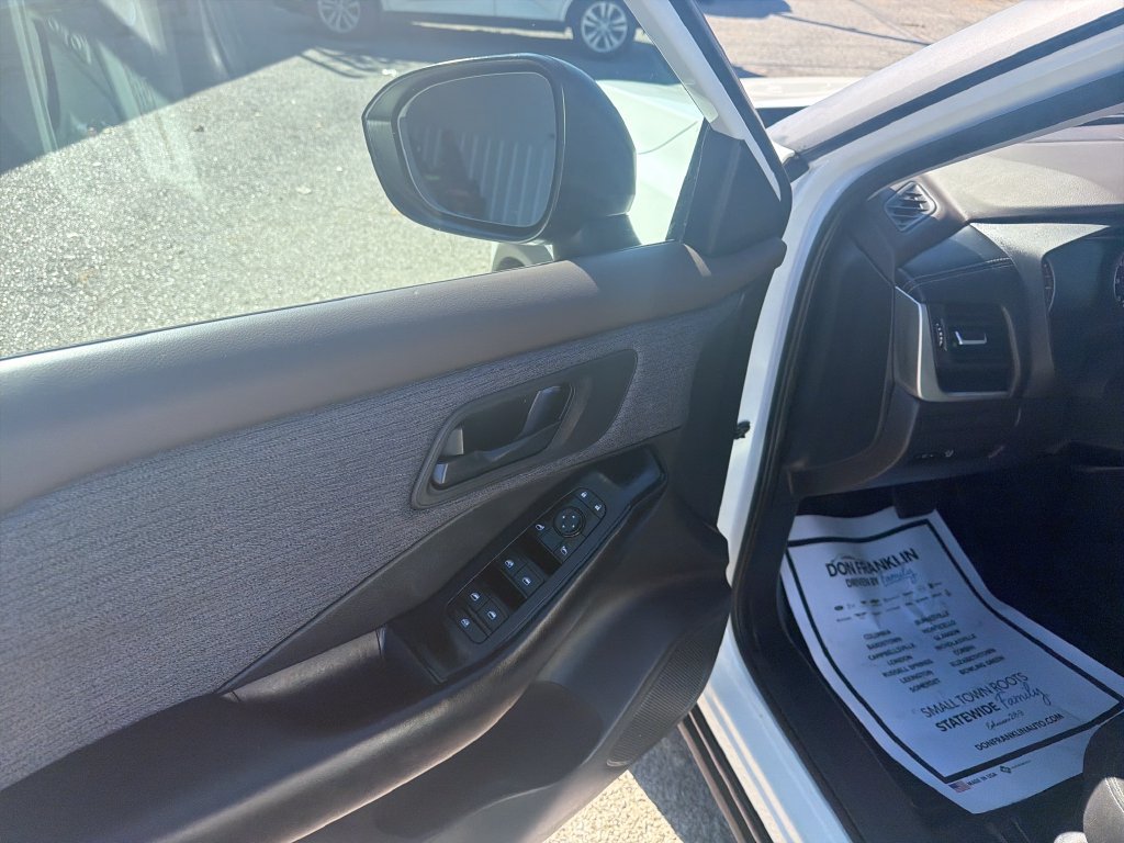 Used 2023 Nissan Rogue S FWD image 11