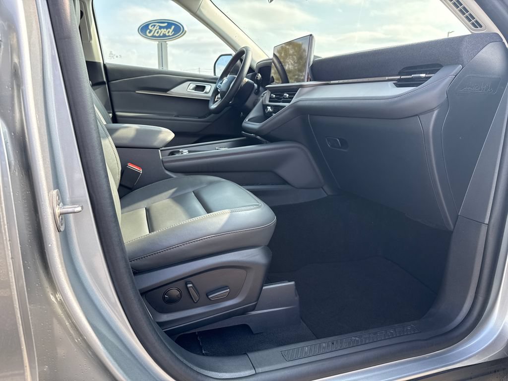 Used 2025 Ford Explorer Active w/ Active Comfort Package AWD/4WD image 37
