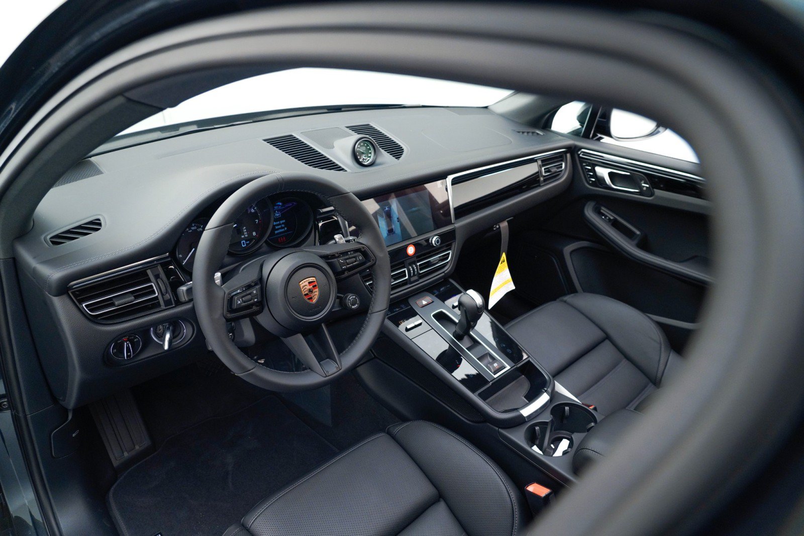 Certified 2026 Porsche Macan Turbo AWD/4WD image 4