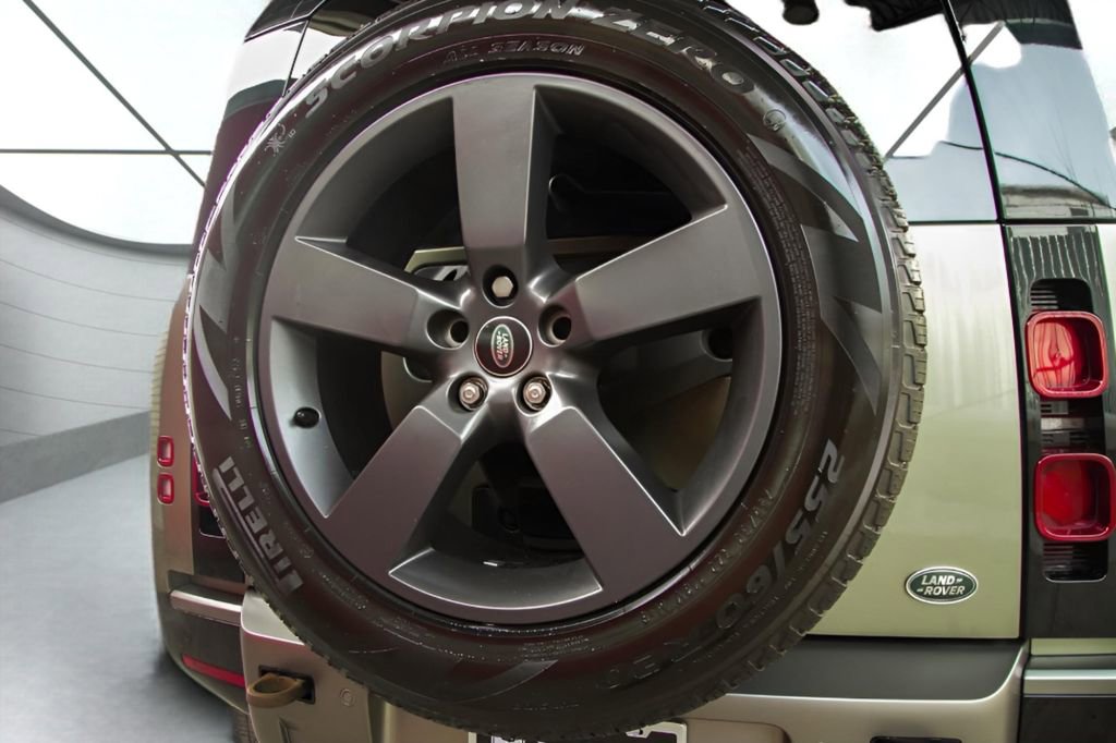 Used 2023 Land Rover Defender 110 X-Dynamic SE image 16