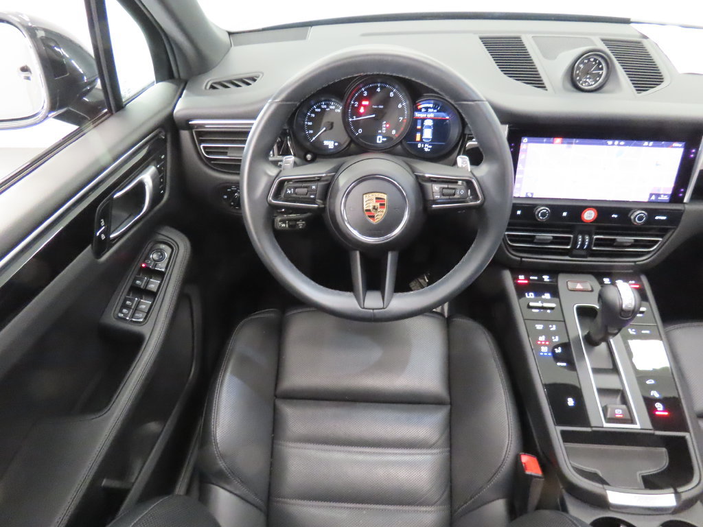 Certified 2025 Porsche Macan AWD/4WD image 16