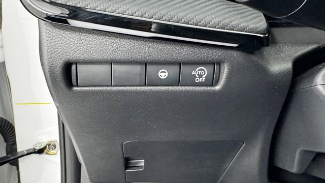 Used 2025 Nissan Kicks SR FWD image 33