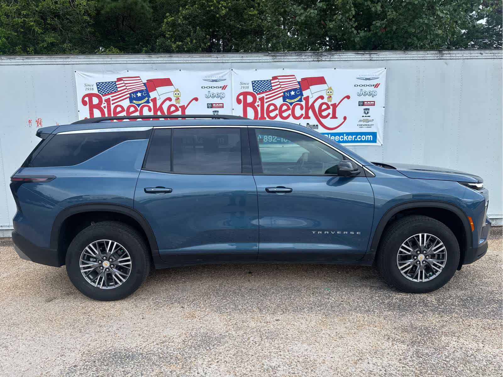 Used 2025 Chevrolet Traverse LT w/ Driver Confidence Package FWD image 2