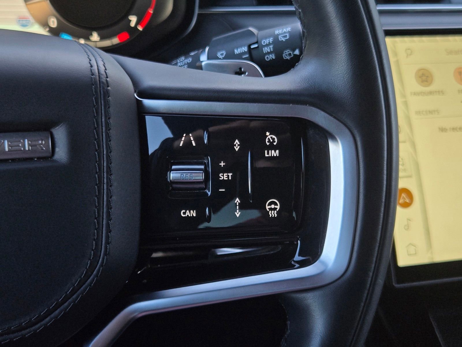 Used 2025 Land Rover Range Rover Sport SE image 21