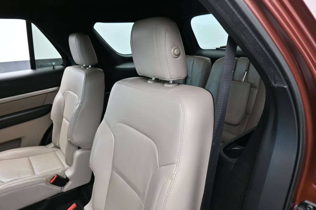 Used 2018 Ford Explorer XLT w/ Equipment Group 202A FWD image 29