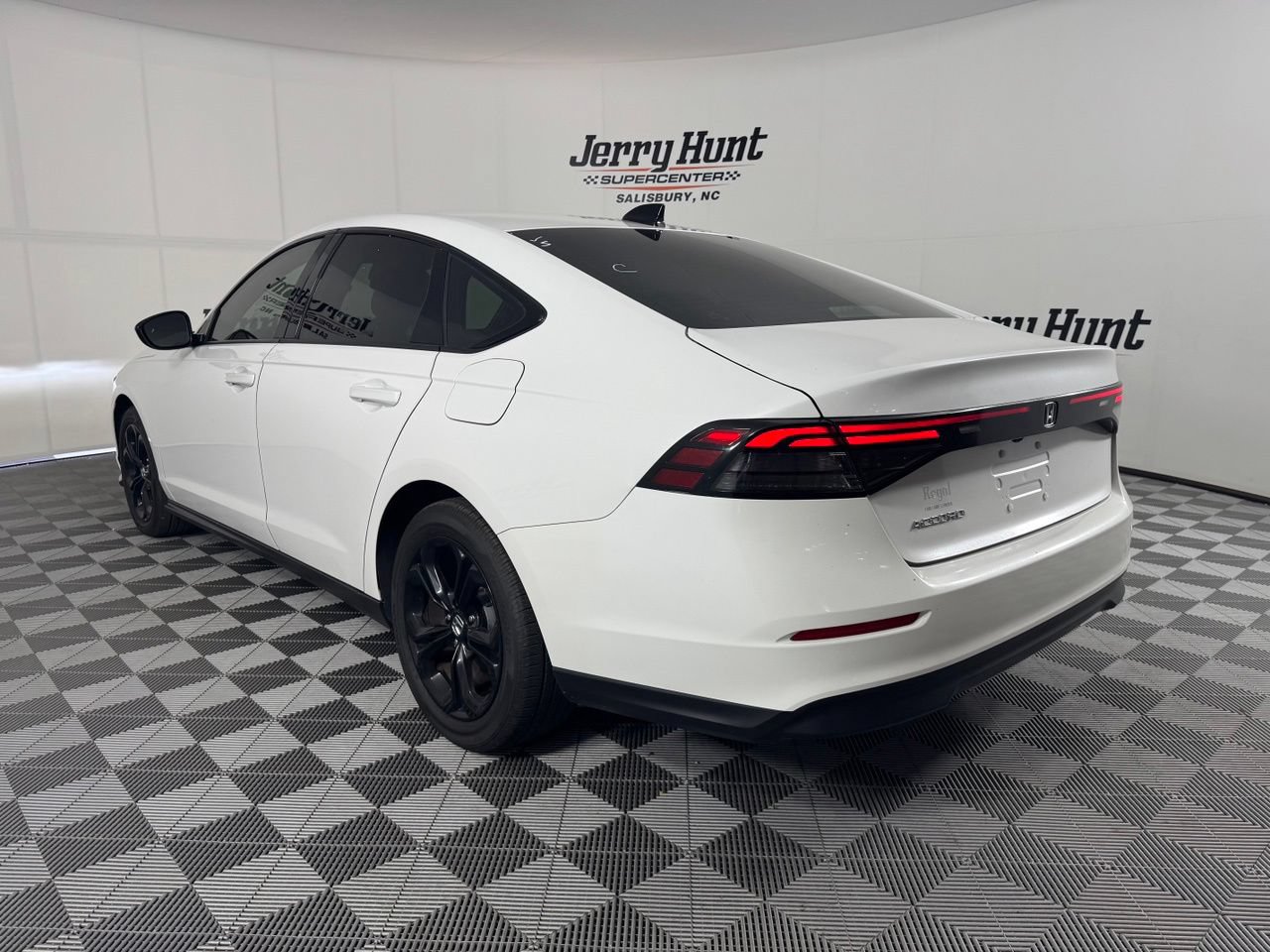 Used 2025 Honda Accord SE image 9