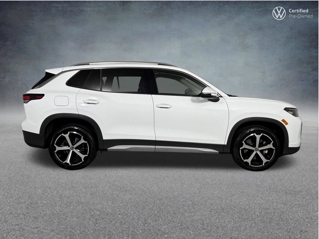 Used 2025 Volkswagen Tiguan SE AWD/4WD image 12