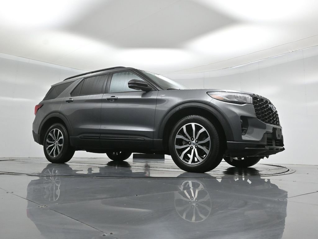 Certified 2025 Ford Explorer ST-Line image 4