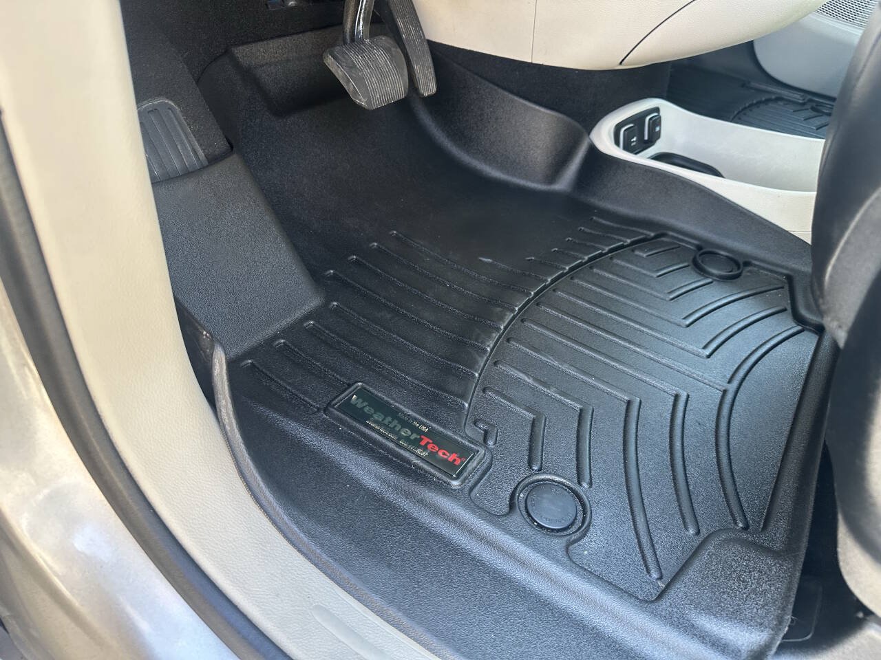 Used 2017 Chrysler Pacifica Touring-L w/ Tire & Wheel Group FWD image 12
