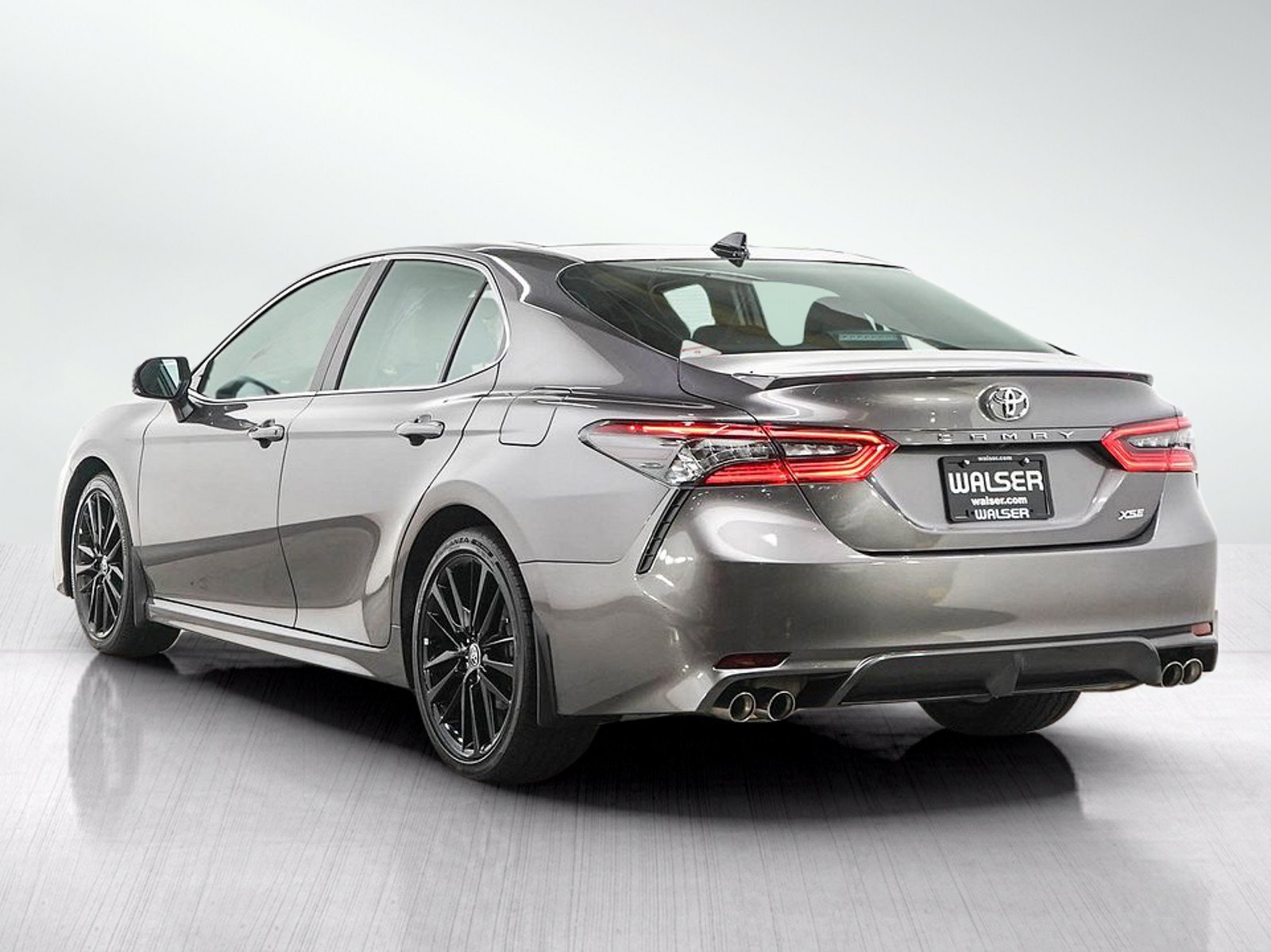 Used 2022 Toyota Camry XSE FWD image 3