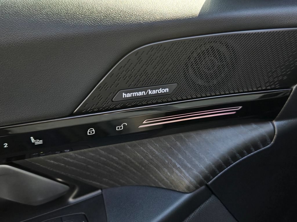 Used 2025 BMW 530i RWD image 12
