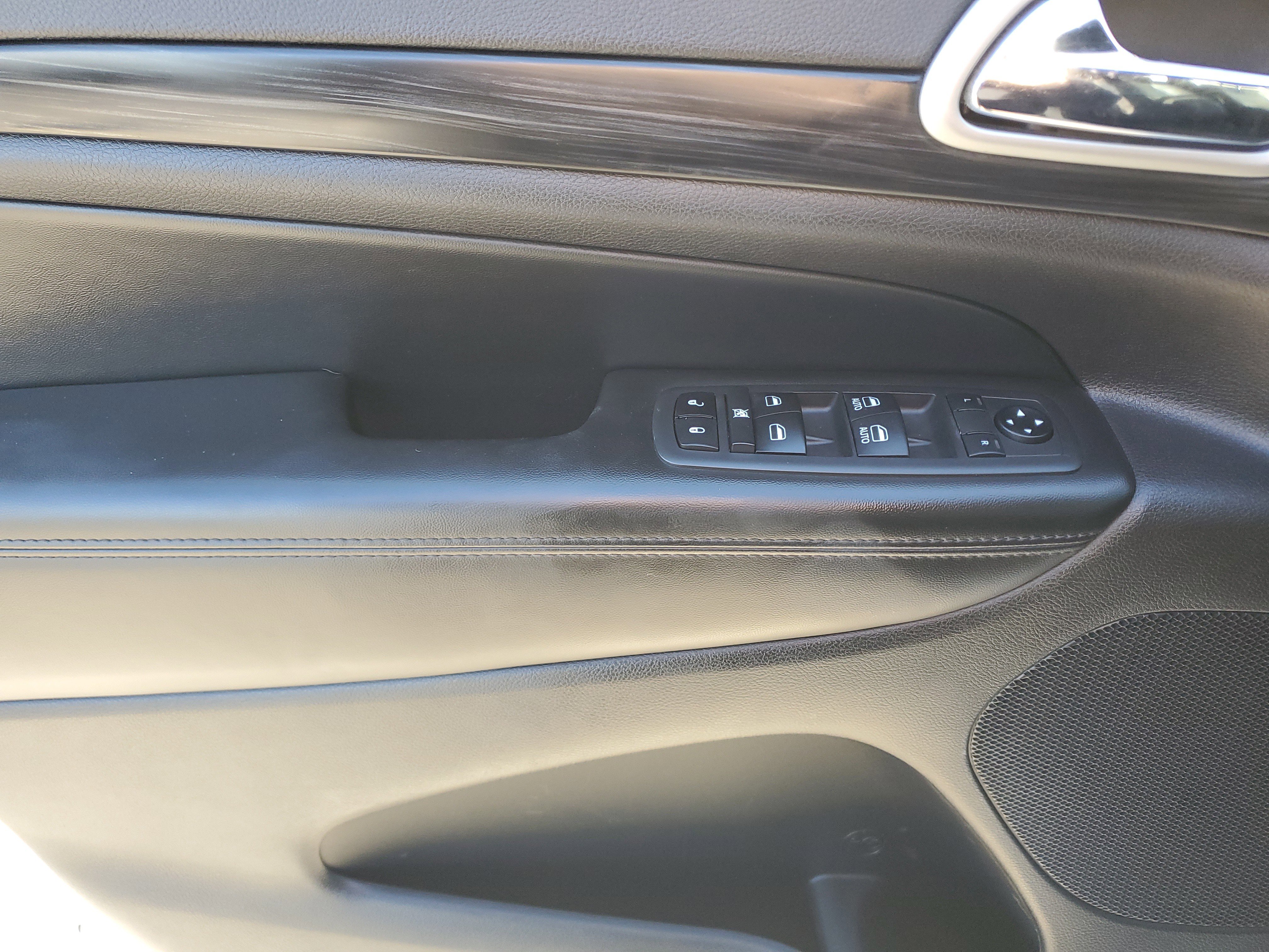 Used 2020 Jeep Grand Cherokee Altitude AWD/4WD image 14