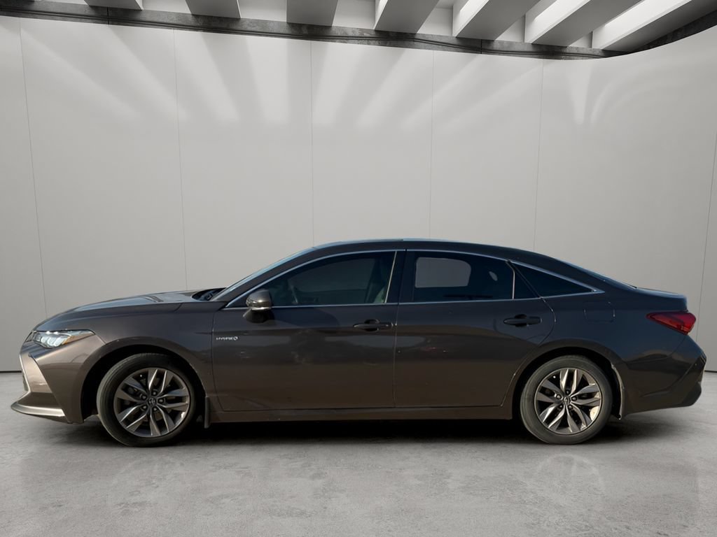 Used 2020 Toyota Avalon XLE w/ Moonroof Package FWD image 2