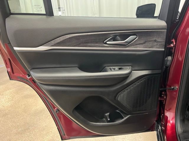 Used 2023 Jeep Grand Cherokee Limited w/ Black Appearance Package image 27