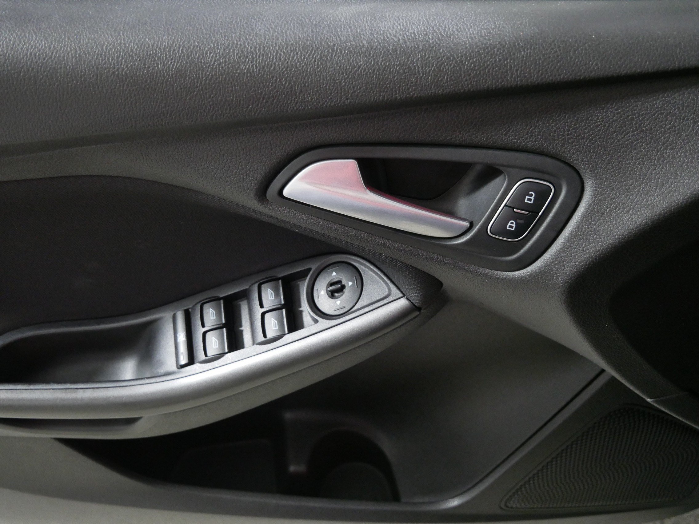 Used 2017 Ford Focus SEL w/ Cold Weather Package FWD image 19
