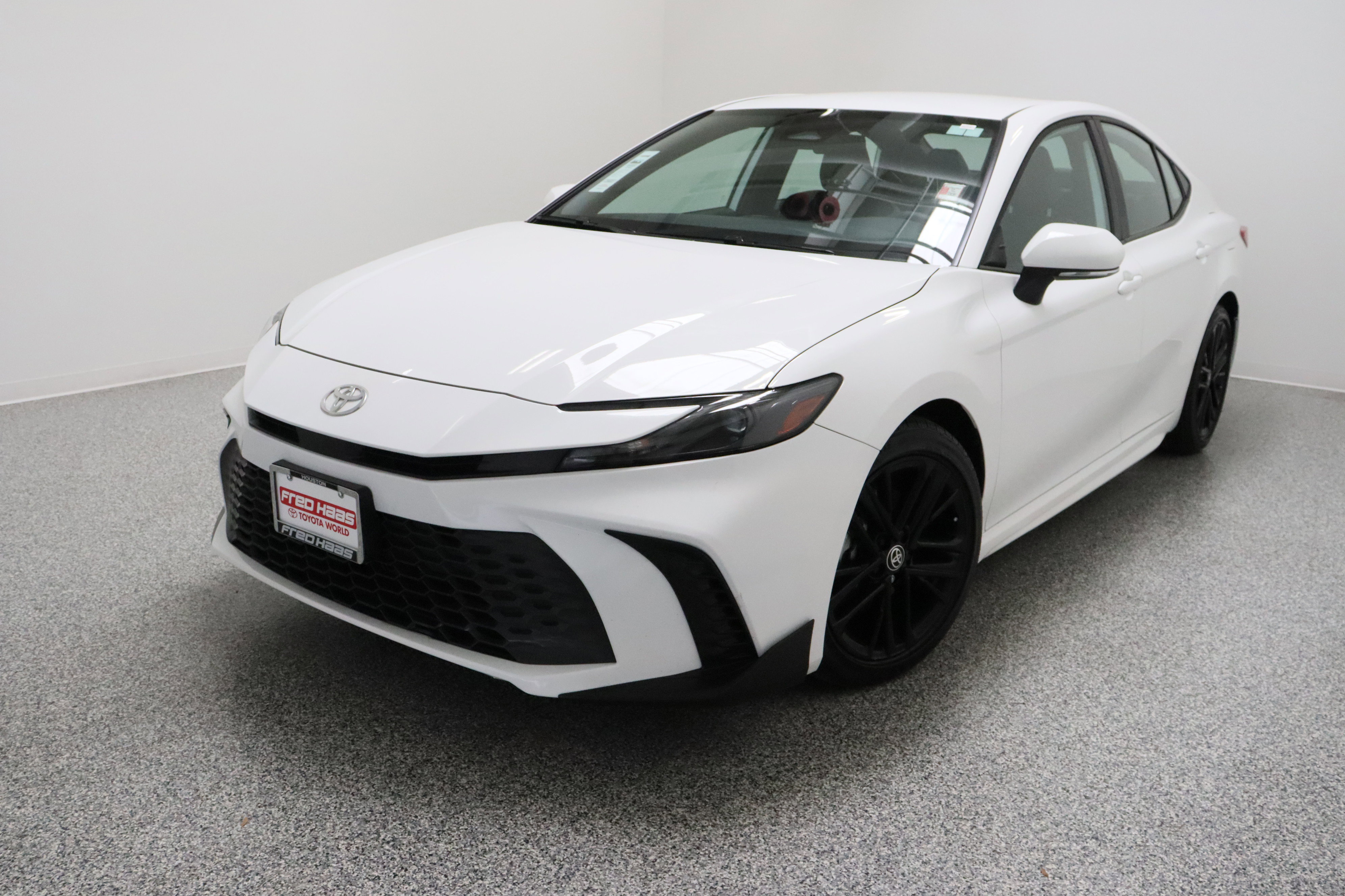 Used 2025 Toyota Camry SE FWD image 2