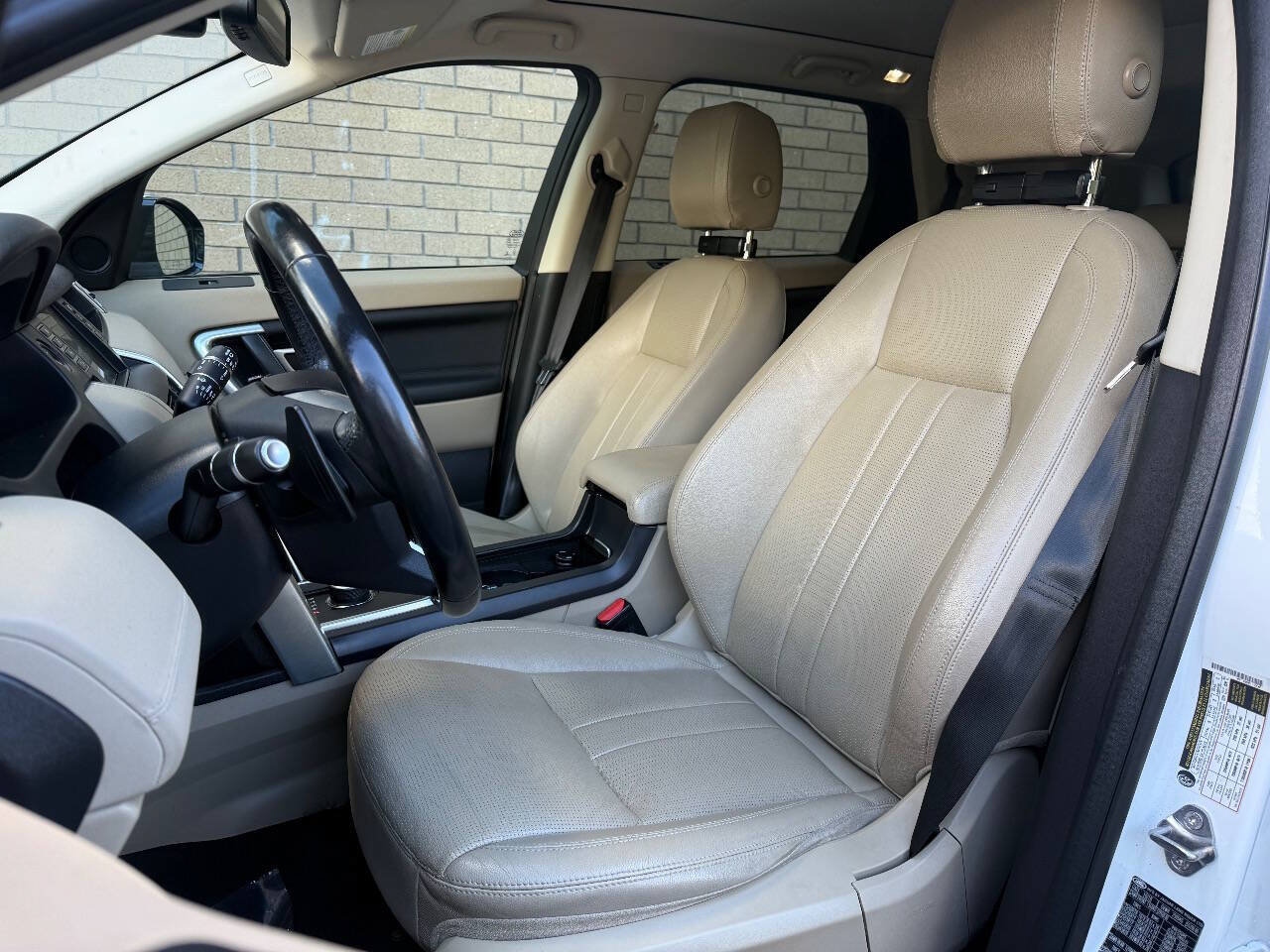Used 2019 Land Rover Discovery Sport HSE AWD/4WD image 12