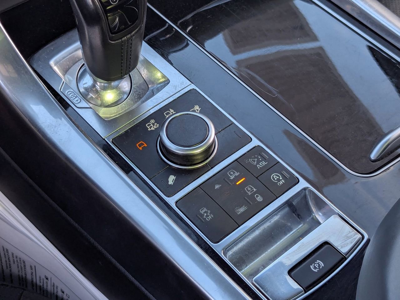 Used 2015 Land Rover Range Rover Sport HSE image 27