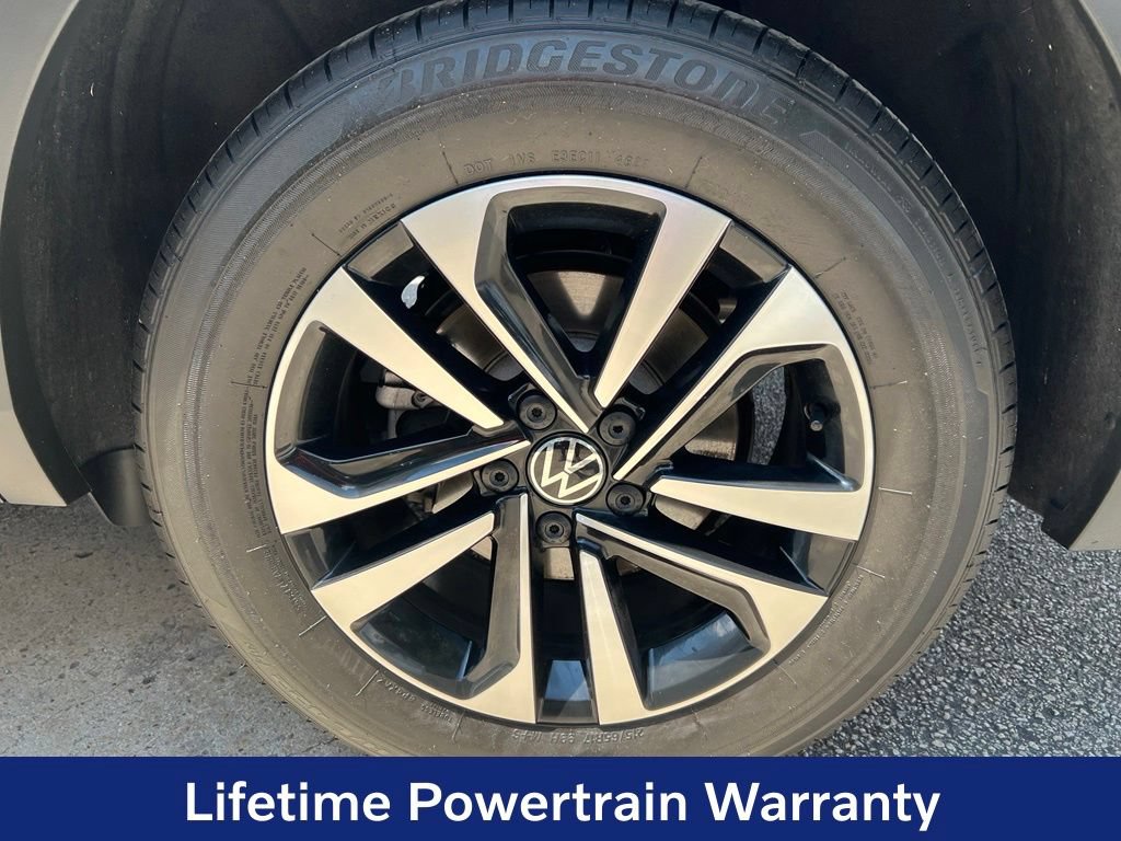 Used 2024 Volkswagen Tiguan SE w/ Panoramic Sunroof Package AWD/4WD image 9