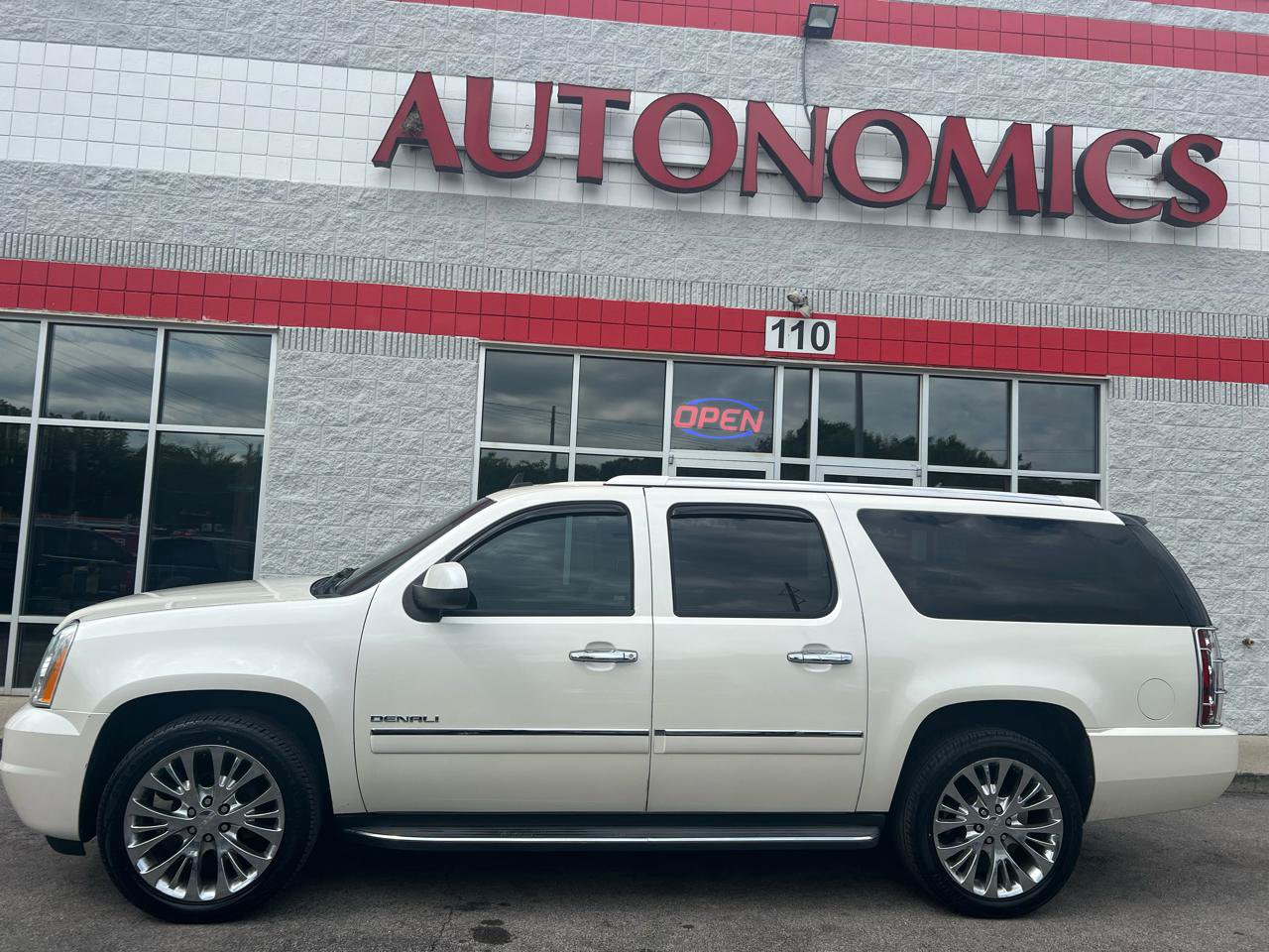Used 2014 GMC Yukon XL Denali AWD/4WD image 3