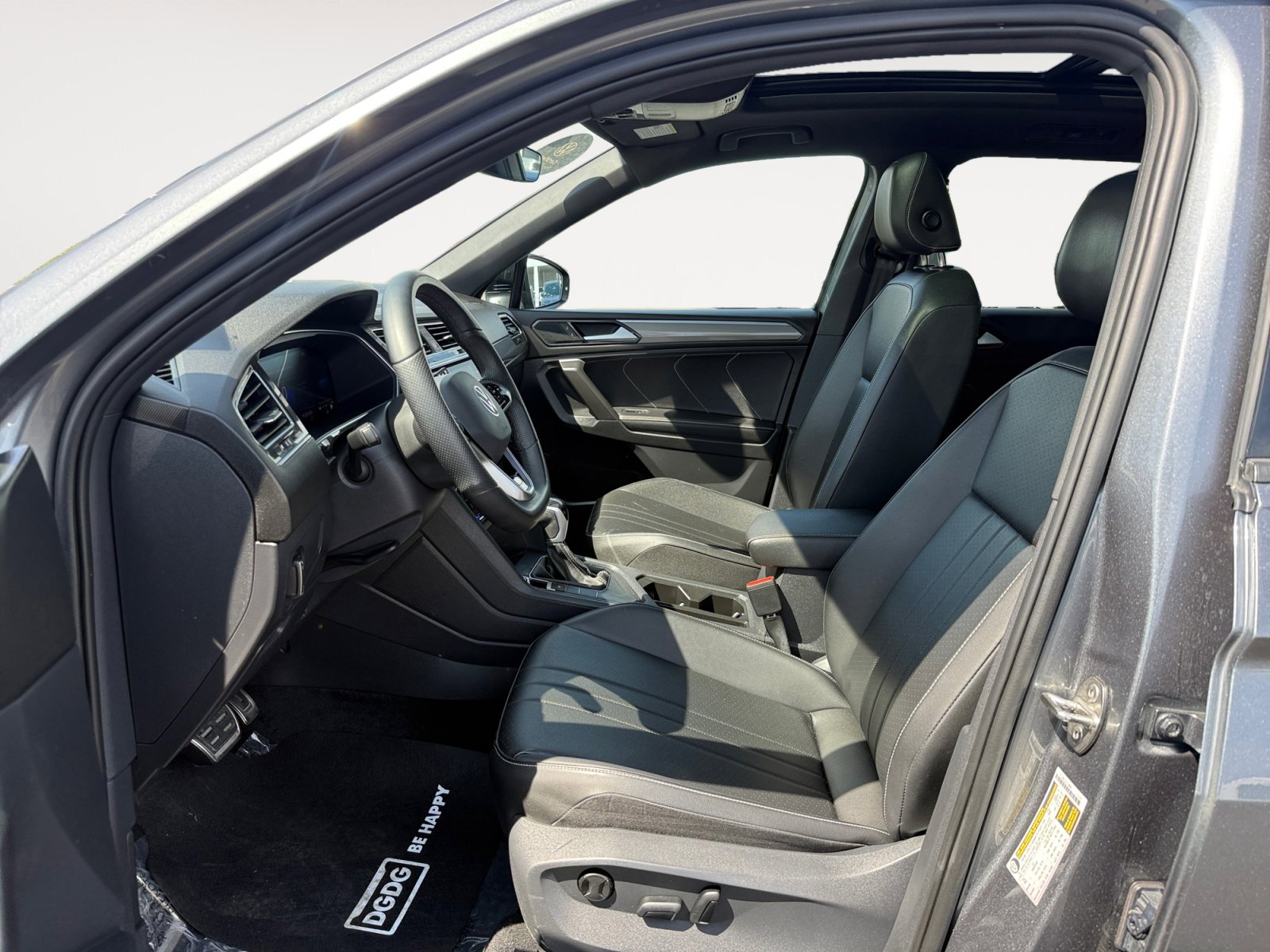 Certified 2023 Volkswagen Tiguan SE R-Line FWD image 10