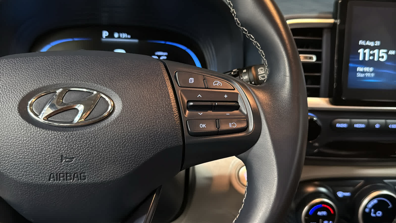 Used 2023 Hyundai Venue Limited w/ Cargo Package FWD image 13