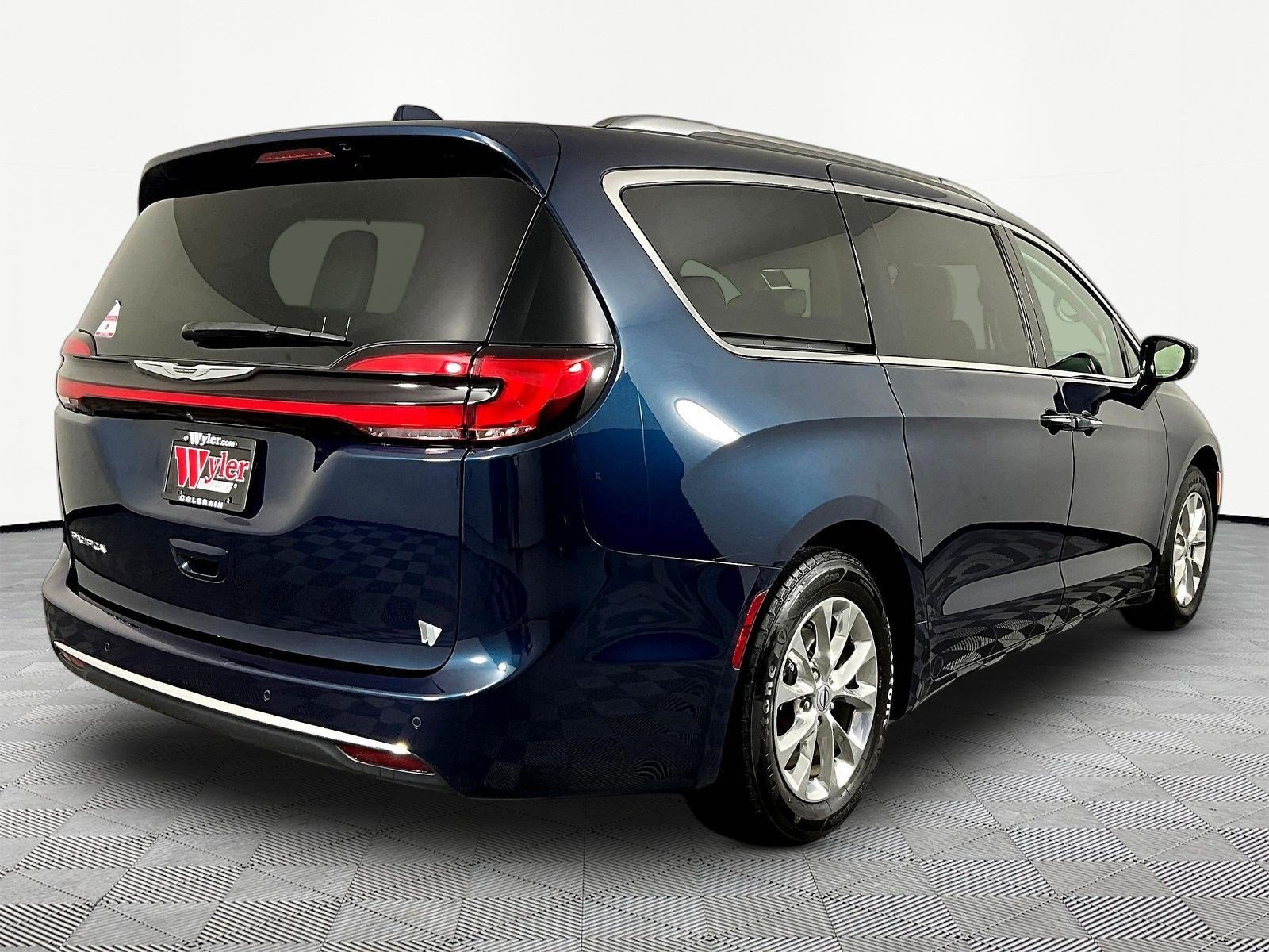 Used 2021 Chrysler Pacifica Touring-L FWD image 6