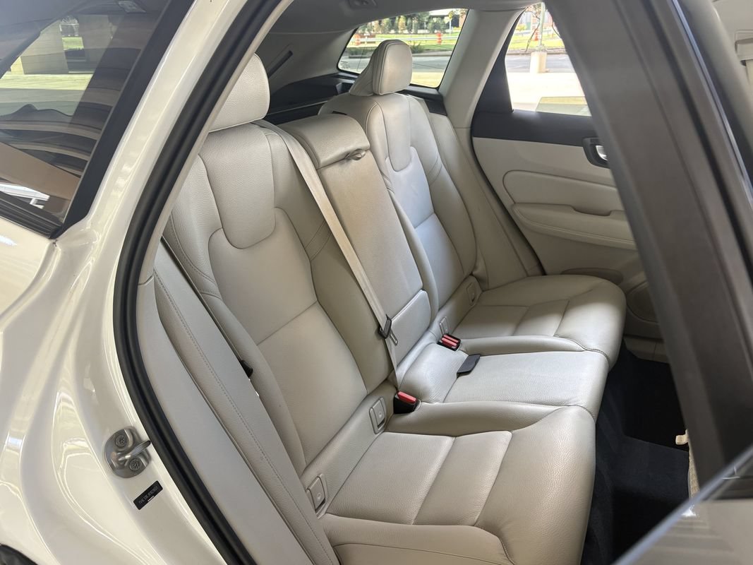 Used 2024 Volvo XC60 B5 Plus AWD/4WD image 33