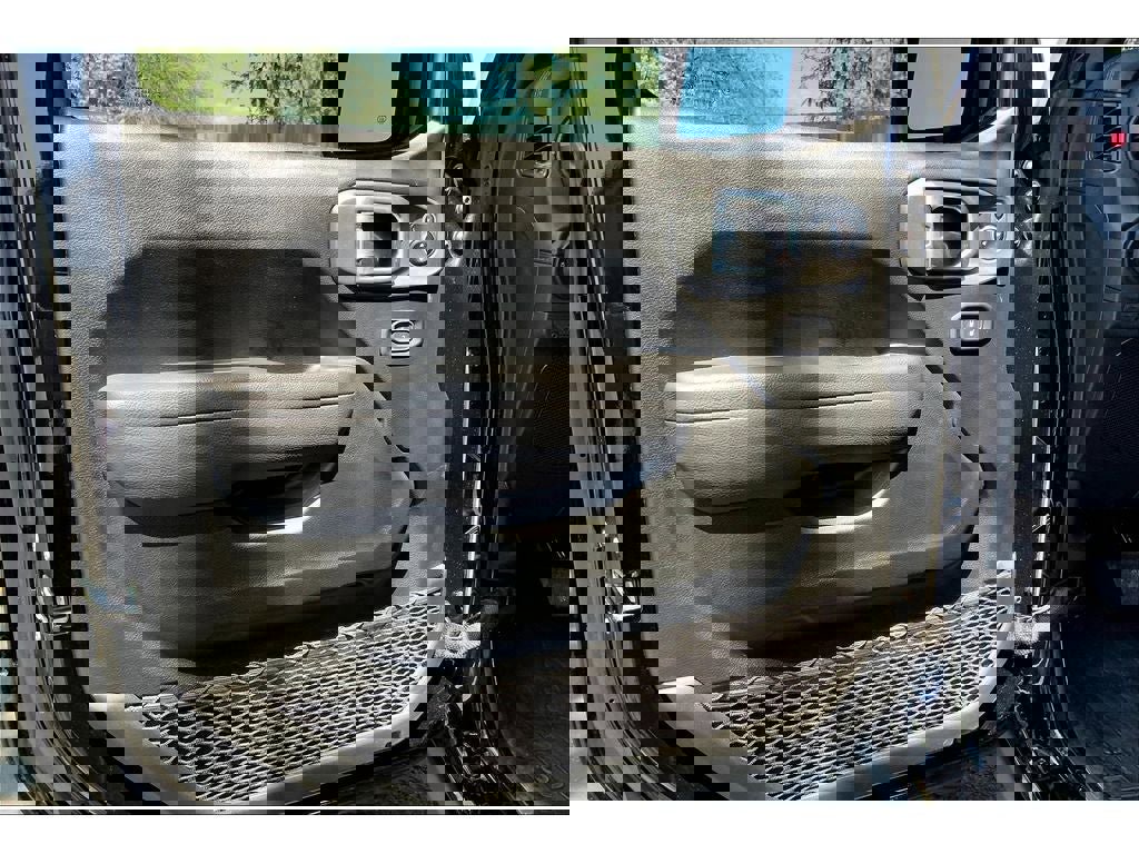 Used 2024 Jeep Wrangler Unlimited Rubicon w/ Technology Group image 23