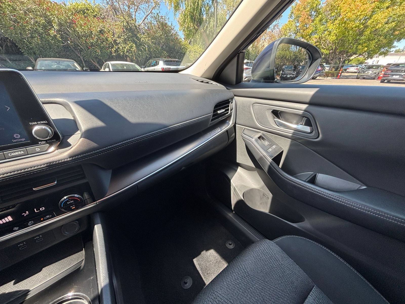 Used 2025 Nissan Rogue SV FWD image 36