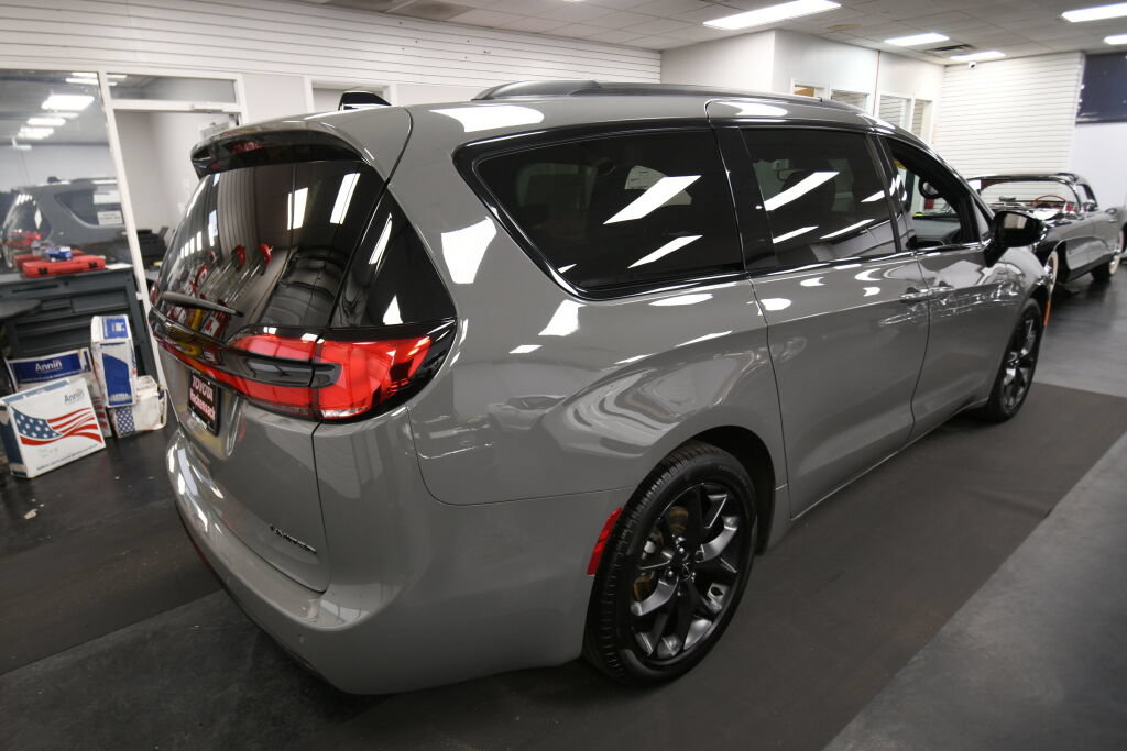 Used 2025 Chrysler Pacifica Limited FWD image 8