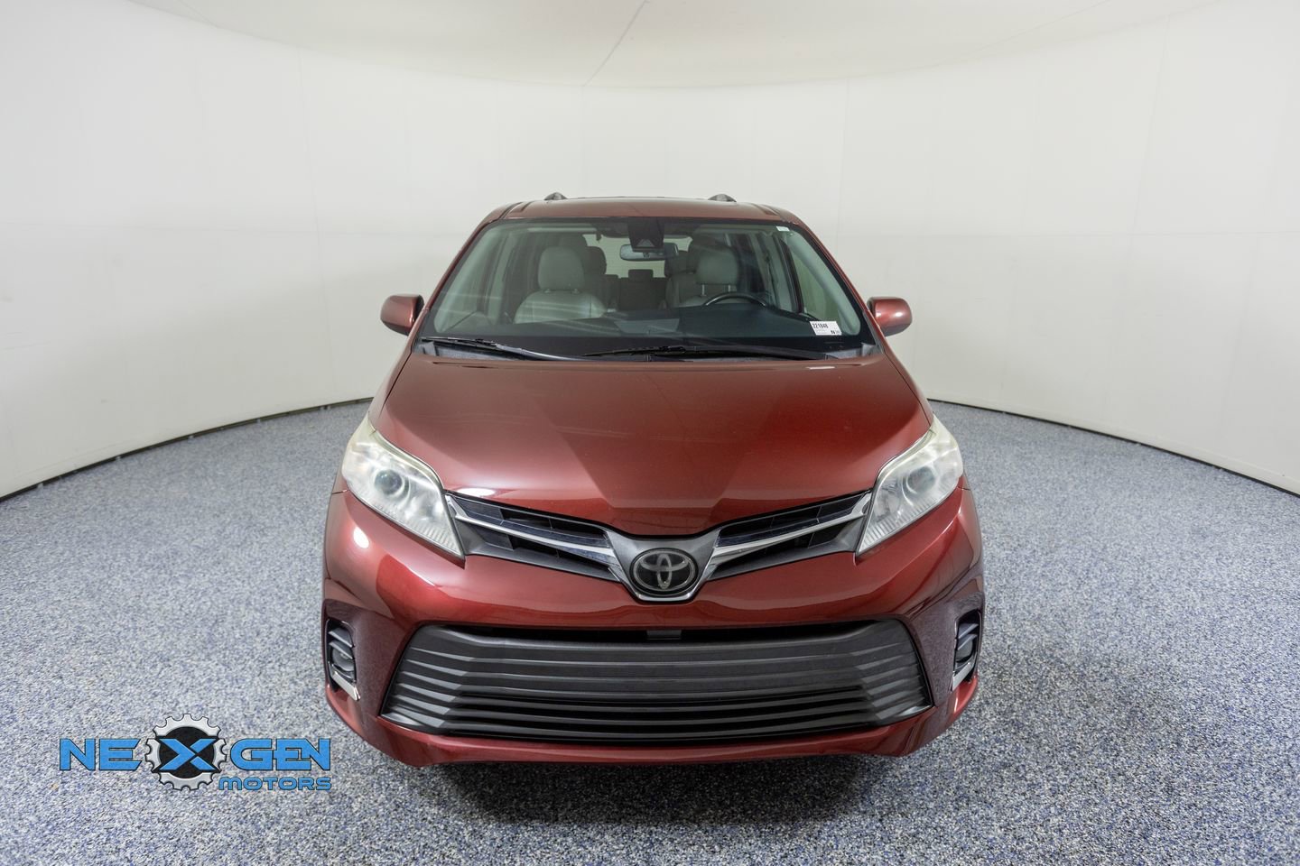 Used 2019 Toyota Sienna XLE w/ XLE Navigation Package image 2