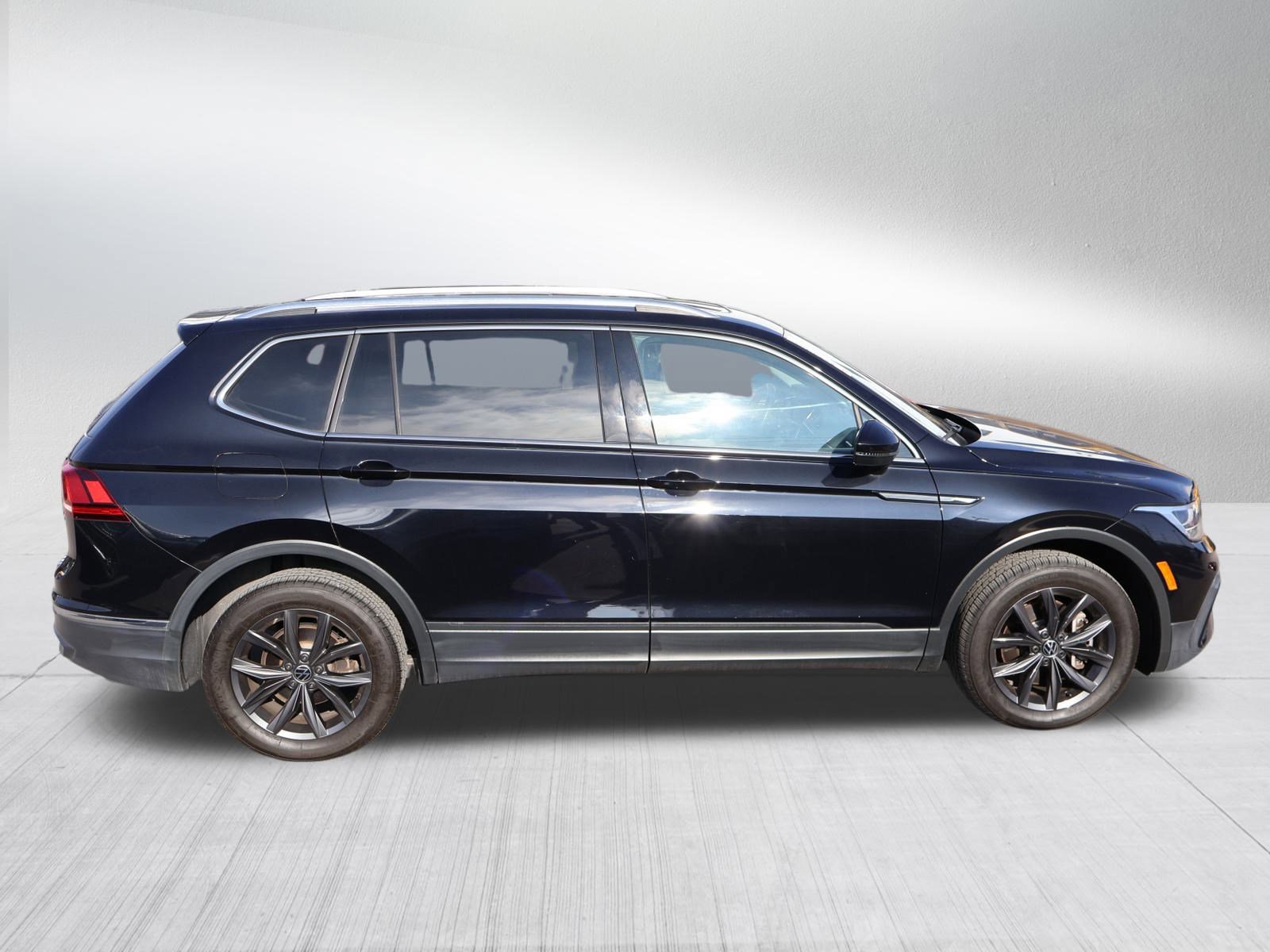 Used 2022 Volkswagen Tiguan SE w/ Panoramic Sunroof Package image 8