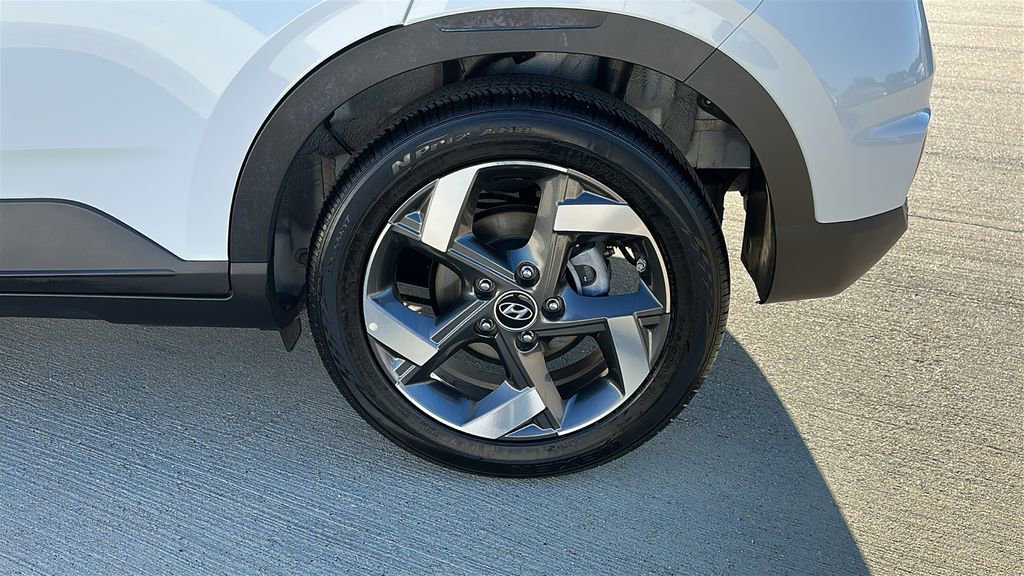 Used 2025 Hyundai Venue SEL image 18