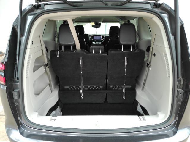 Used 2023 Chrysler Pacifica Touring-L FWD image 28