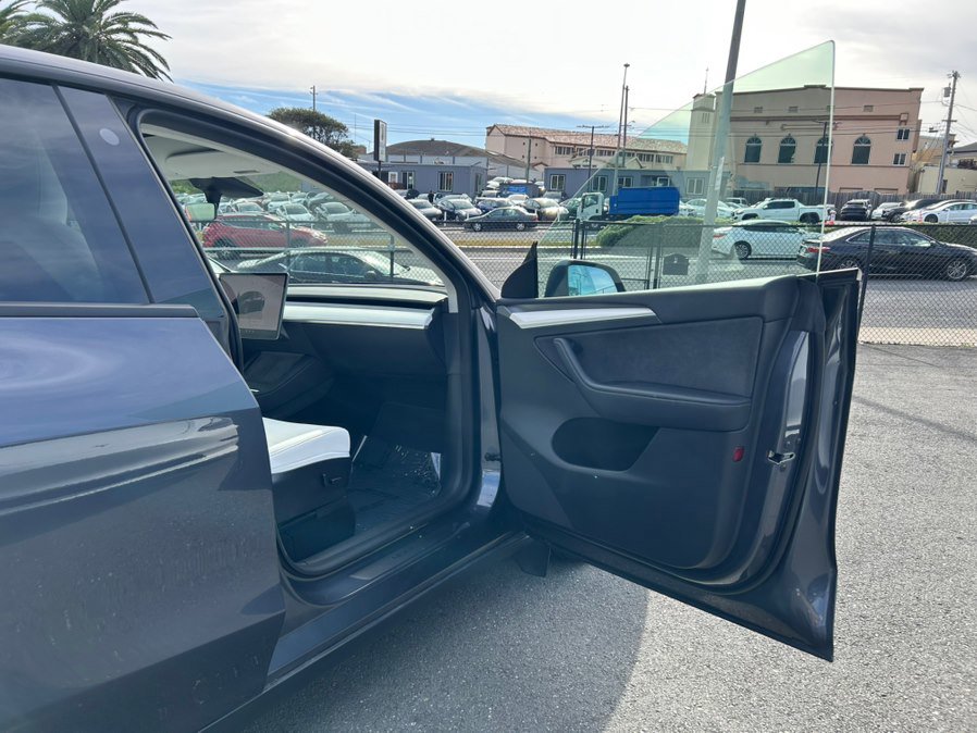 Used 2023 Tesla Model Y Long Range image 38