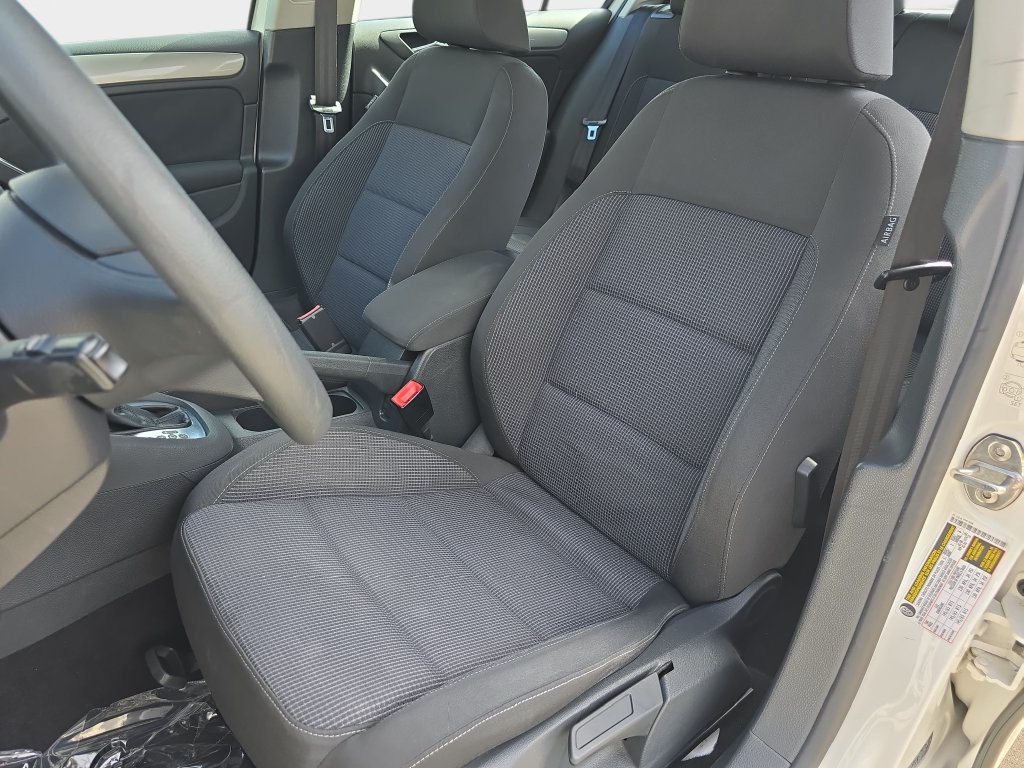 Used 2013 Volkswagen Golf 4-Door FWD image 18