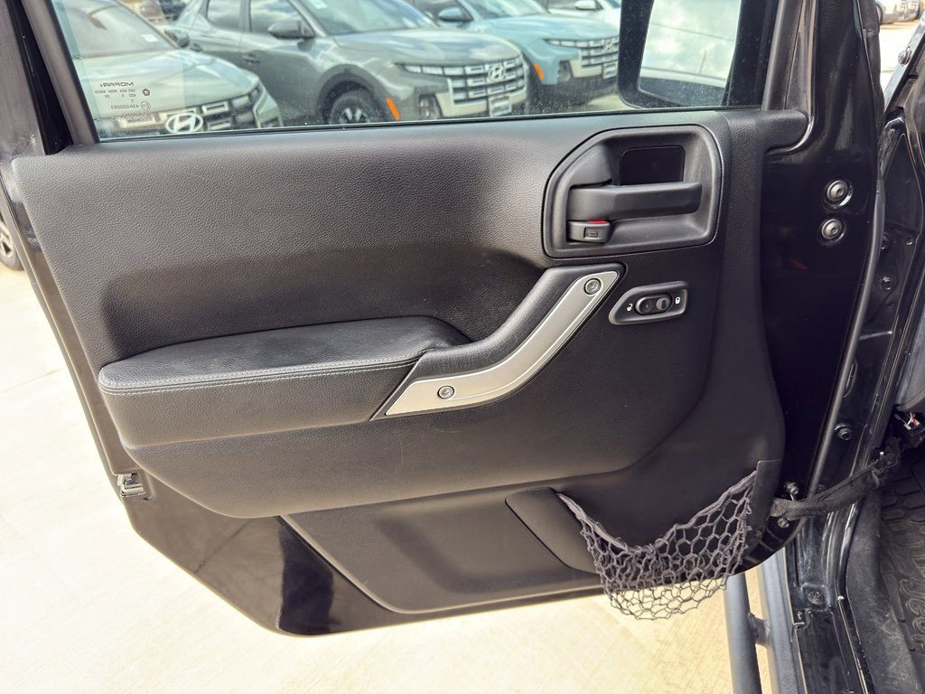 Used 2015 Jeep Wrangler Unlimited Rubicon AWD/4WD image 9