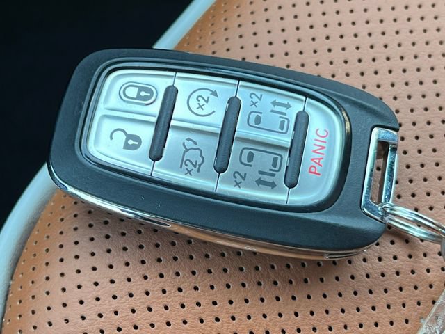 Used 2025 Chrysler Pacifica Pinnacle w/ Trailer Tow Group AWD/4WD image 39