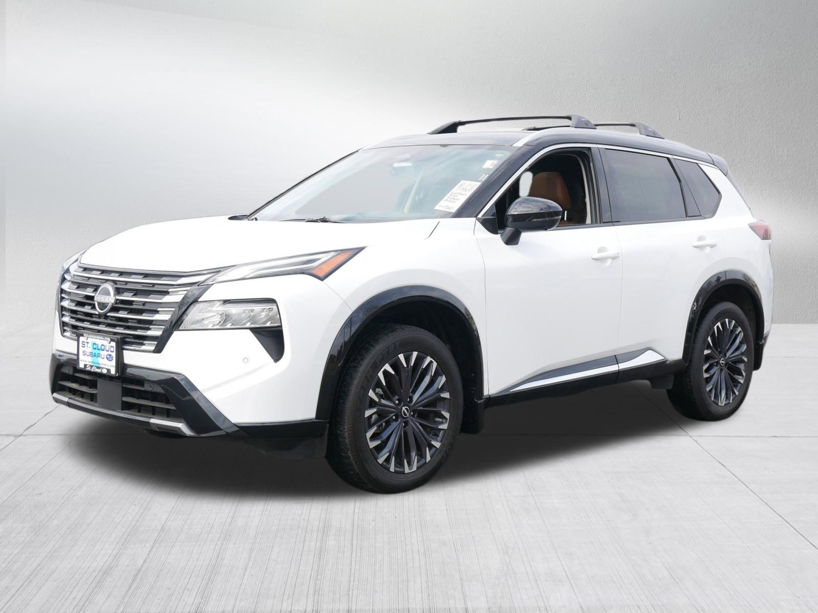 Used 2025 Nissan Rogue Platinum image 3