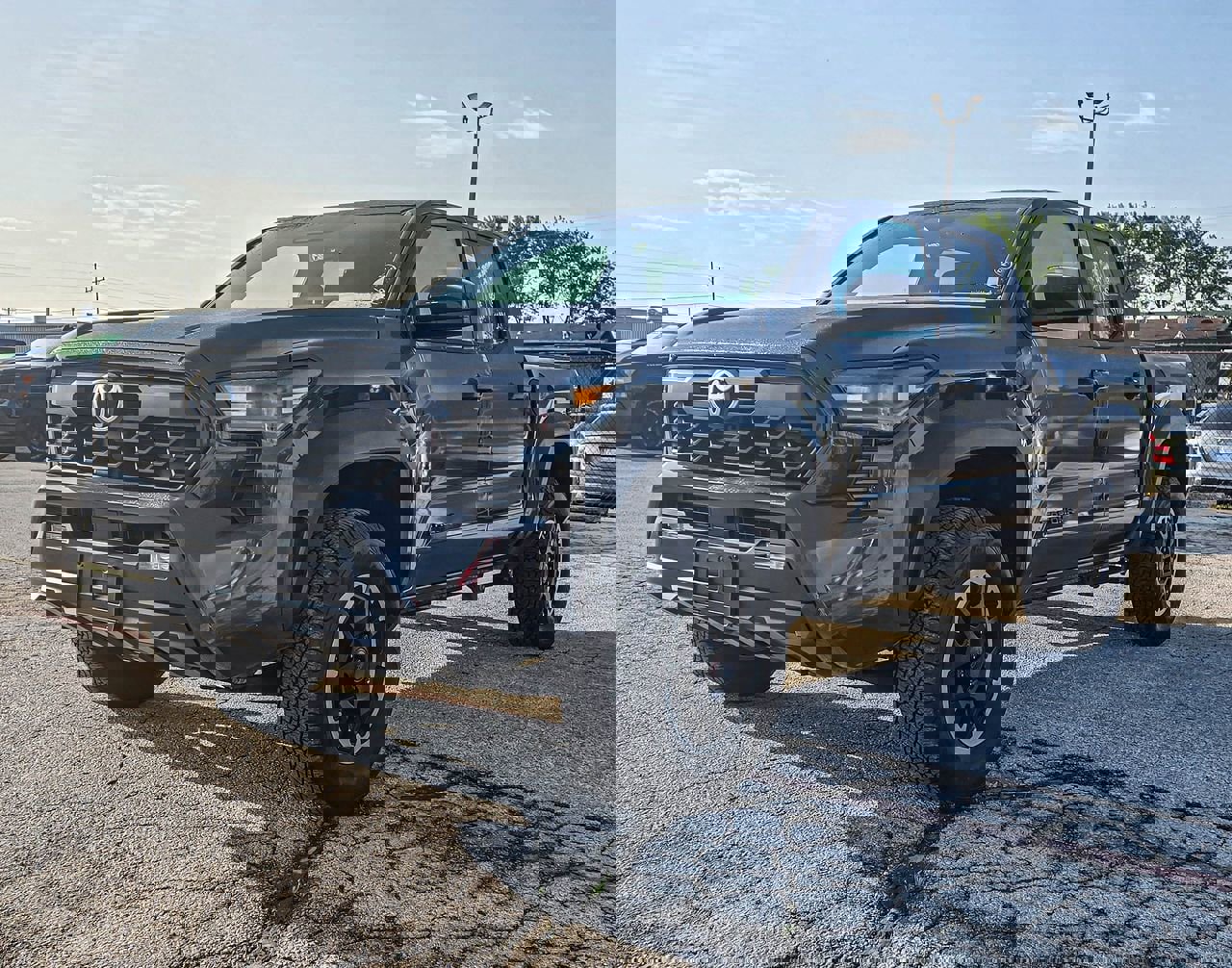 Used 2024 Toyota Tacoma TRD Off-Road image 3