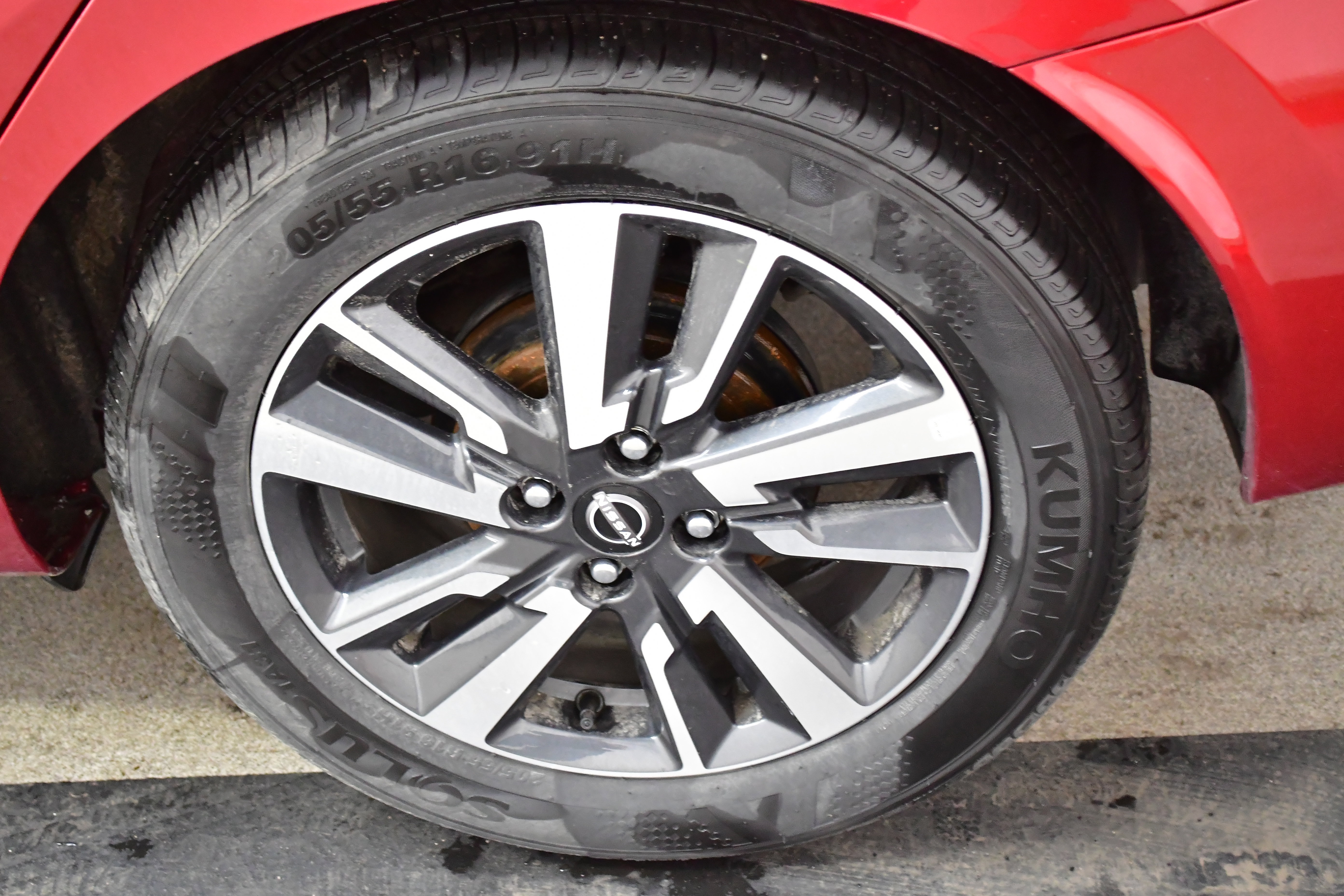 Used 2025 Nissan Versa SV image 32