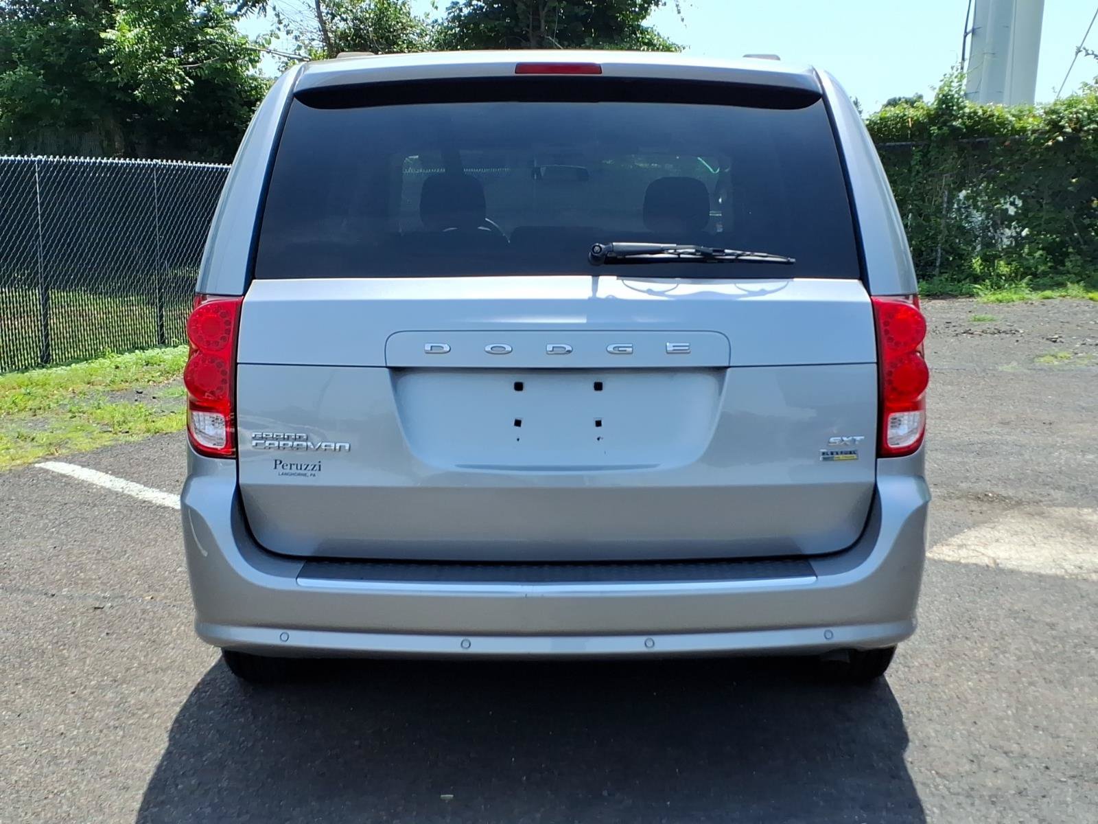 Used 2016 Dodge Grand Caravan SXT w/ Rear Park Assist Package FWD image 4
