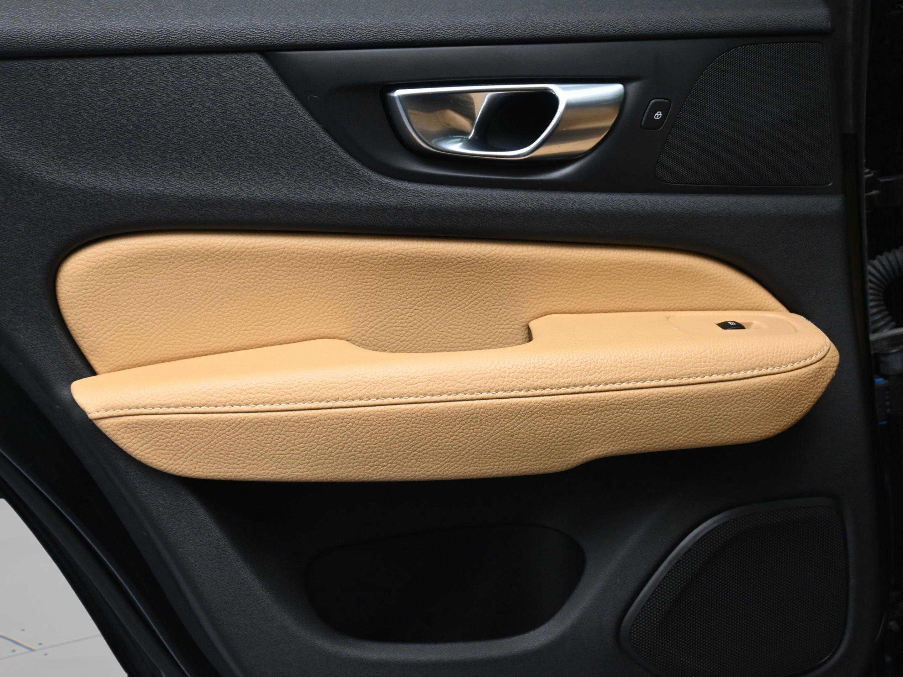 Used 2020 Volvo V60 T5 Cross Country w/ Protection Package image 32