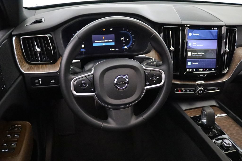 Used 2022 Volvo XC60 B5 Momentum AWD/4WD image 13