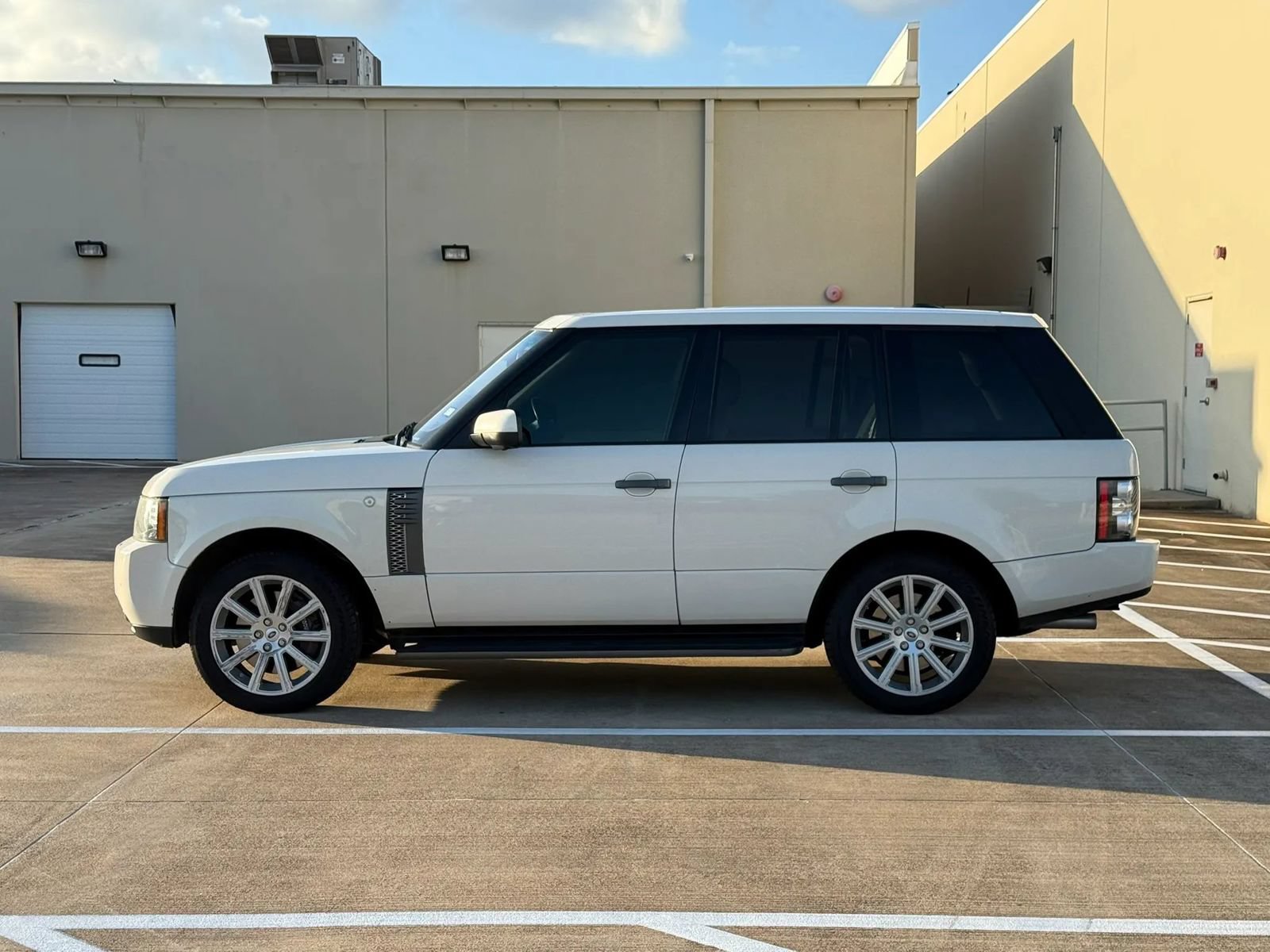 Used 2010 Land Rover Range Rover Supercharged AWD/4WD image 4