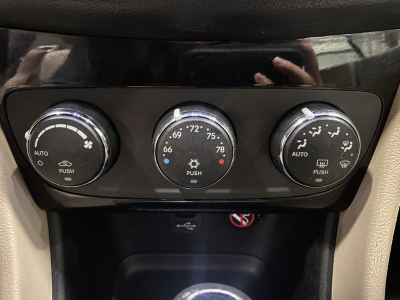 Used 2013 Chrysler 200 Limited FWD image 37